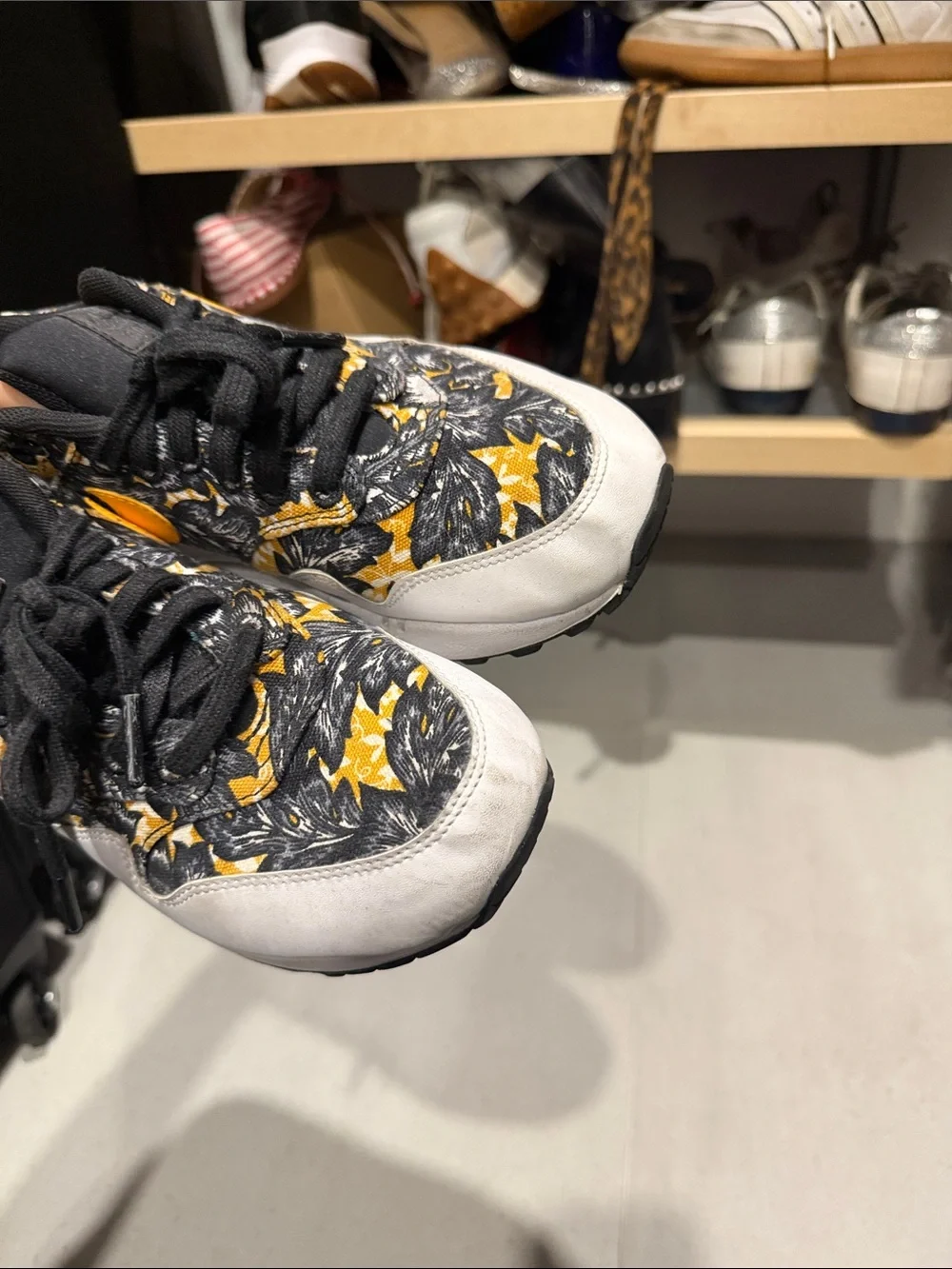 Nike sneakers bold